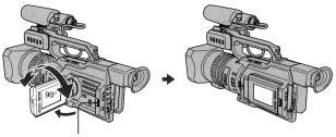영상녹화 LCD 스크린조정하기 LCD 패널이최대 90 까지열리고뷰파인더쪽으로는약 90 로회전하고렌즈쪽으로는약 180 로회전합니다. LCD 패널을돌려스텐바이모드나녹화모드일때다른쪽을향하게한다면, LCD 스크린과뷰파인더상에표시가나타납니다 ( 거울모드 ). 오픈 LCD 패널을닫기위해서, LCD 패널을수직으로놓고철컥소리가날때까지캠코더의본체쪽으로돌립니다.