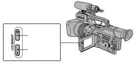 영상녹화 LCD 스키린의밝기조절하기 LCD 스크린의밝기를조정하기위해서, LCD BRIGHT + 나 - 를누릅니다. LCD 패널을닫는다면배터리수명이더길어집니다. LCD 스크린대신뷰파인더를사용하면배터리전원을아낄수있습니다. 녹화 - 기본 밝게 어둡게 LCD 스크린의백라이트가켜져있는경우백라이트의밝기를바꿀수있습니다. 메뉴셋팅에있는 LCD B.L. 을선택합니다 (p.