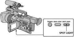 영상녹화 스포트라이트 예를들면이기능은, 극장과같이조명이강하게비치는곳에서촬영할때사람들의얼굴이하얗게녹화되는것을방지할수있습니다. 스텐바이 / 녹화 / 메모리모드에서 SPOT LIGHT 를누릅니다. LCD 스크린이나뷰파인더상에표시가나타납니다. 취소하려면, SPOT LIGHT 를다시누릅니다.