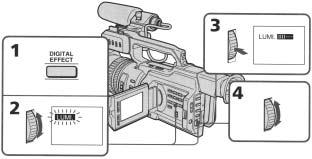 특수효과사용 - 디지털이펙트 (1) 스텐바이모드나녹화모드에서, DIGITAL EFFECT 를누릅니다. 디지털이펙트표시기가나타납니다. (2) SEL/PUSH EXEC 다이얼을돌려원하는디지털이펙트모드를선택합니다. 디지털이펙트표시기가다음과같이바뀝니다.: STILL FLASH LUMI. TRAIL OLD MOVIE (3) SEL/PUSH EXEC 다이얼을누릅니다.