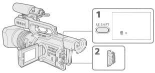 수동조작으로촬영 AE 시프트조정하기 촬영상태와피사체에따라 AE 시프트를조정할수있습니다. (1) 스텐바이모드, 녹화모드, 메모리모드상태에서 AE SHIFT 를누릅니다. AE 시프트표시기는 LCD 스크린이나뷰파인더에나타납니다. (2) SEL/PUSH EXEC 다이얼을돌려밝기를조정합니다.