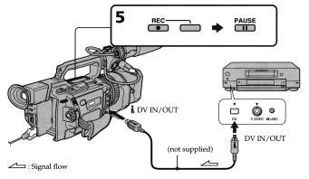 비디오또는 TV 프로그램녹화 i.link 케이블 (DV 연결케이블 ) 사용하기 i.link 케이블 (DV 연결케이블 )( 별매 ) 을 DV IN/OUT 과 DV 제품의 DV IN/OUT 에연결합니다. 디지털과디지털을연결하면, 비디오신호와오디오신호는고품질편집을위해디지털형태로송신됩니다.