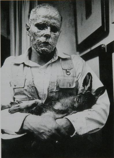 퍼포먼스아트 요제프보이스 Joseph Beuys (1921~86), 죽은토끼에게그림을설명하는법 (1965) 1965 년뒤셀도르프화랑에서세시간동안벌였던퍼포먼스.