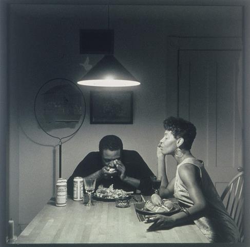 캐리메이윔스 Carrie Mae Weems 윔스는 20 장의사진연작인 < 부엌식탁연작 > 을제작했다.