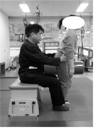 평가방법 4) 선자세에서골반전 후, 좌 우측보행동작 1 선자세에서엉덩관절과무릎관절이폄되도록하고, 신체정렬을유지하여다리와몸통의균형조절능력을발달시킨다 (Figure 7).