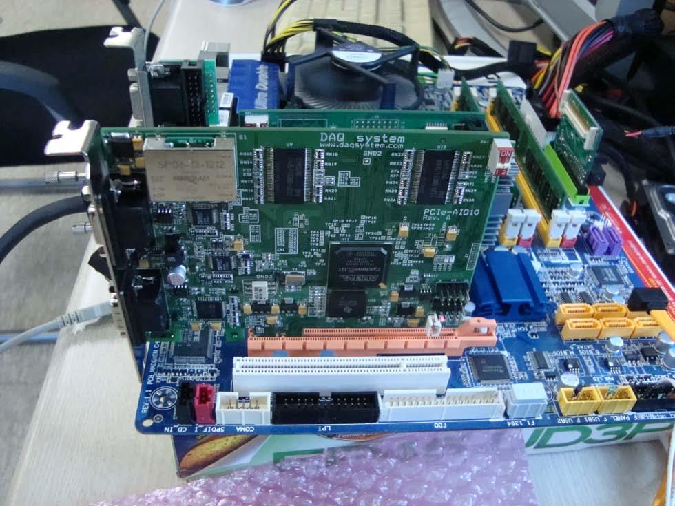 [ 그림 1-2. PCIe-AIO10 의동작모습 ] [ 그림 1-2] 는 PCIe-AIO10가실제 PC에장착되었을때를보여주고있다.